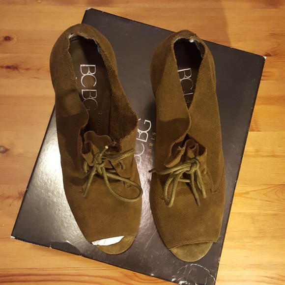BCBG Olive green suede booties - Picture 2 of 4